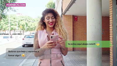 אישה לא נאמנה עומדת לזיין חזק את אהובה הצעיר בזמן שבעלה עובד. לטינה עם ציצים ותחת גדול. ונוס אפרודיטה.